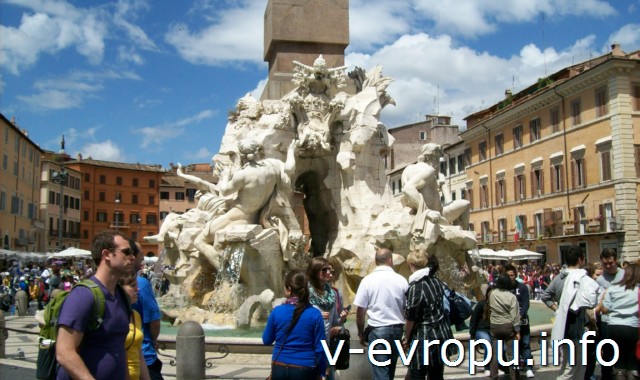 Фонтан Четырех Рек в Риме на площади Навона. Туристы с удовольствием любуются достопримечательностью Рима