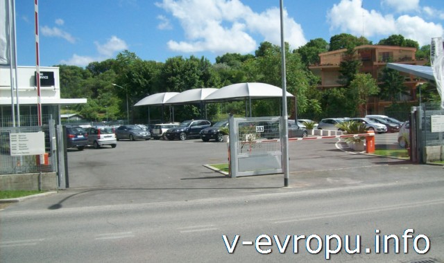 Автобусная остановка на окраине Рима
