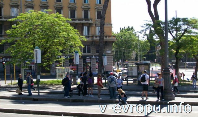Рим. Автобусная остановка у Сан Джовани ин Латерано