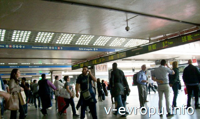 Рим. Жд вокзал Термини. Фото. Выход на платформы к поездам и второе электронное табло отправления поездов