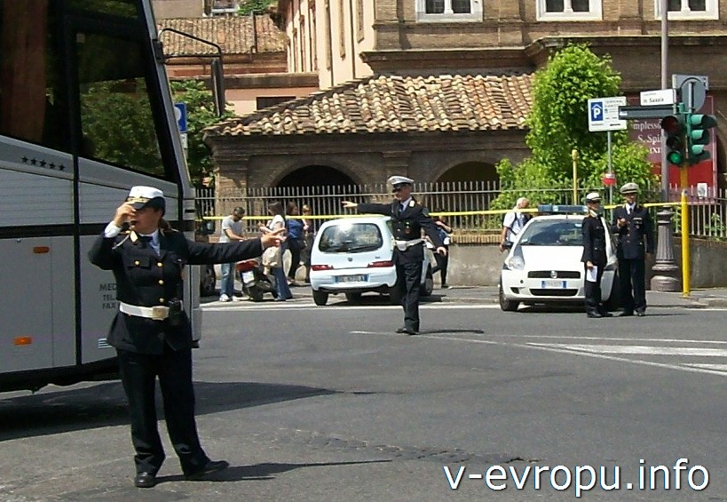 Полицейские в Риме. Регулирование движения на перекрестках