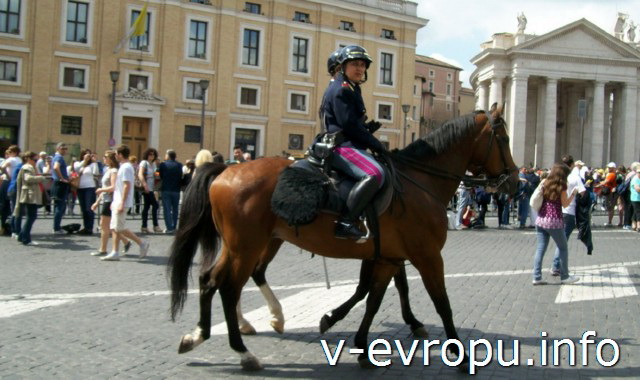 Конные полицейские в Риме