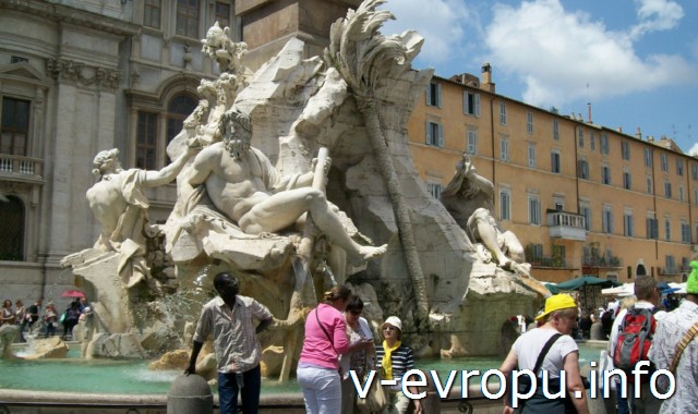Фонтан Четырех Рек на площади Навона в Риме со скульптурами по эскизам Бернини