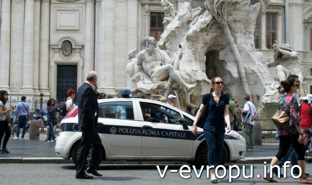 Полицейский патруль на автомобиле. Рим