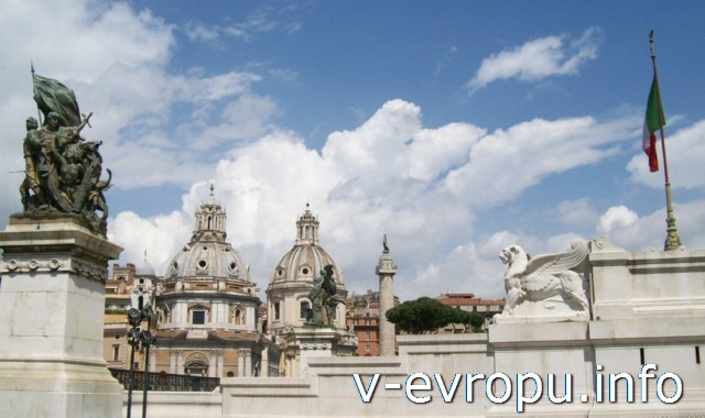 Рим для туристов: самые популярные районы города. Фото. Площадь Венеции с Колонной Траяну и постаментов Витторио Эмануэлю