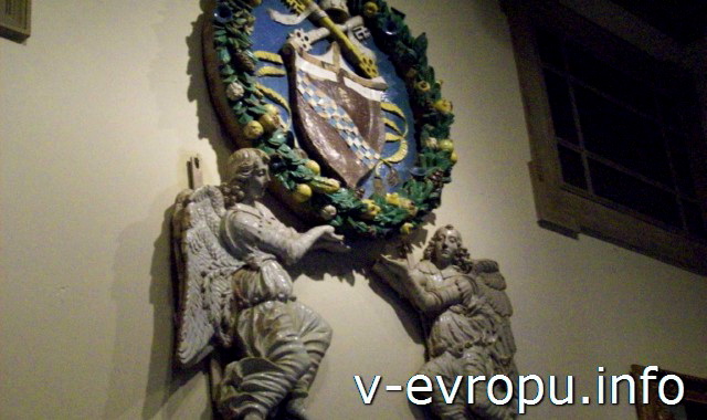 Скульптура ангелов с символами папской власти. Пинакотека Ватикана