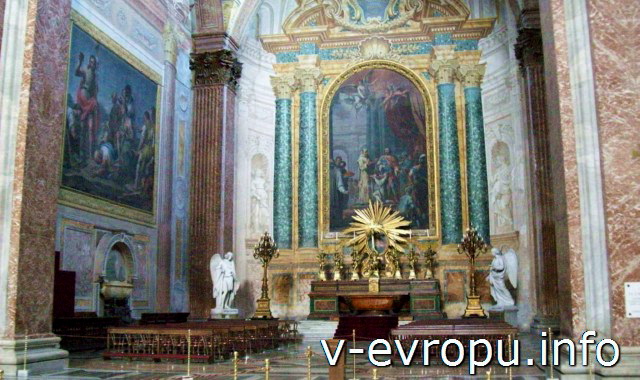 Интерьер церкви Санта Мария дельи Анджели э деи Мартири на площади Республики в Риме