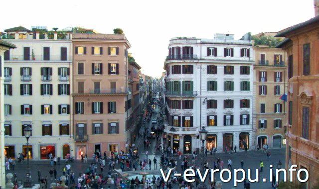 Площадь Испании в Риме и вид на брэндовую улицу Кондотти