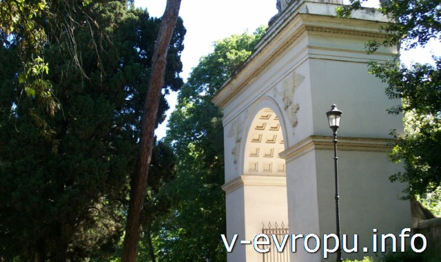Триумфальная арка Септимия Севера в парке виллы Боргезе. Рим