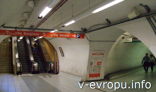 На выходе из метро "Площадь Испании" к Вилле БОргезе можно свернуть вот по этому "правому" переходу и выйти наверх через мини-торговый центр