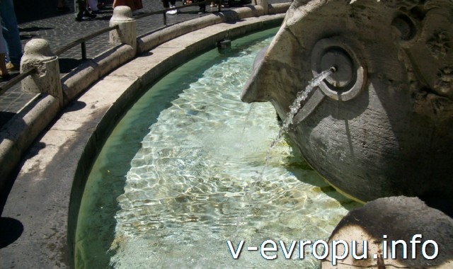 Рим. Фонтан Баркачча на площади Испании с чистейшей питьевой водой
