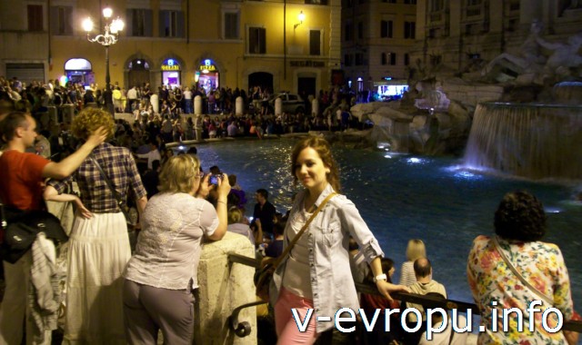 Рим. Туристы у фонтана Треви ночью