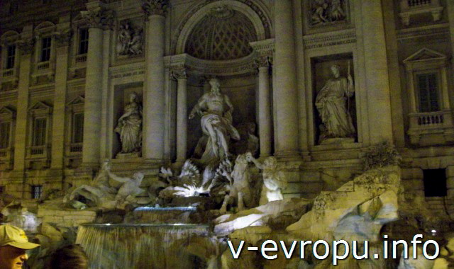 Фонтан Треви ночью в Риме