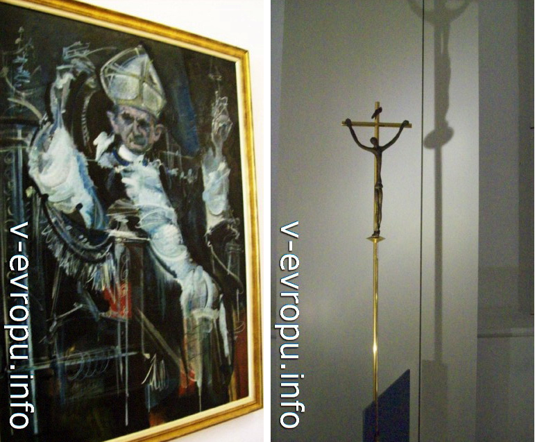 Зал Матисса в Ватикане. Слева работа Альваро Дельгадо Рамоса "Портрет Ппапы Павла-VI", справа Бронзовый крест из алтаря Часовни Чёток работы Анри Матисса