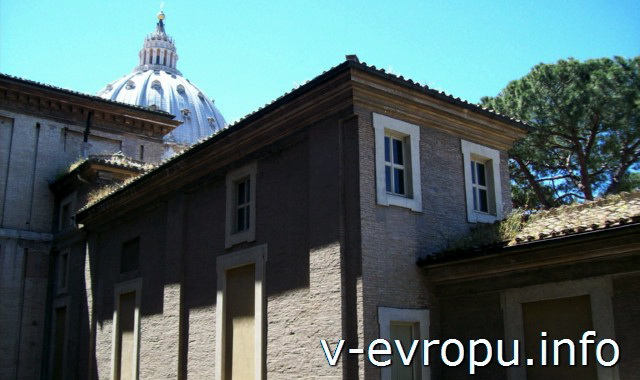 Вид на купол Собора Святого Петра из Ватиканских Музеев