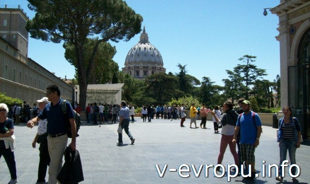 Внутренний двор Музеев Ватикана. Пинакотека Ватикана справа