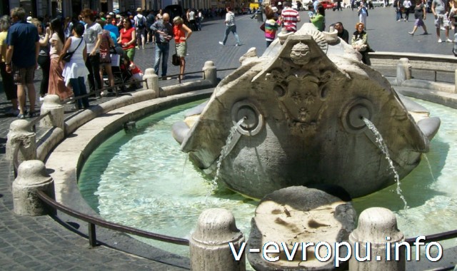 "Пчелки Барберини" на фонтане Баркачча на площади Испании в Риме (арх П Бернини)