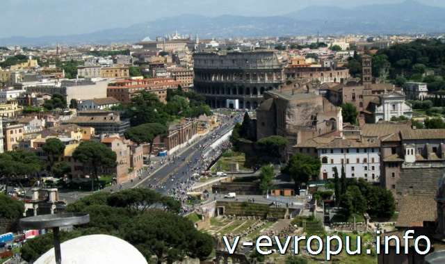 Рим. Вид на Колизей со смотровой площадки музея Рисорджименто
