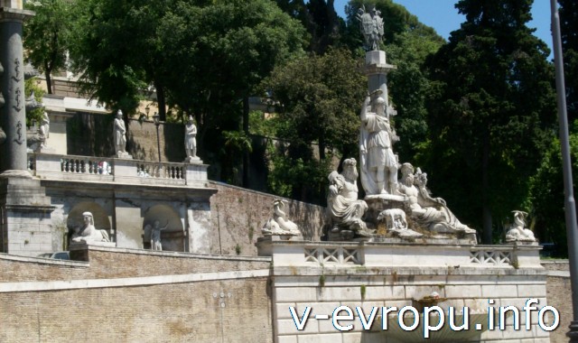 Начало "Наполеоновской лестницы" и Фонтан "Богиня Рима" на восточной стороне площади дель Пополо в Риме