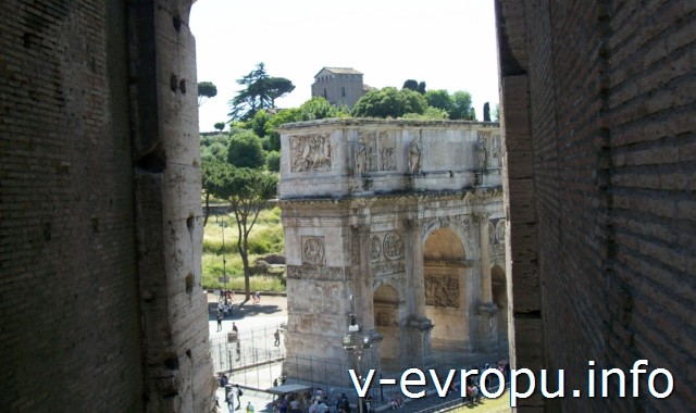 Вид на Арку Константина из проема арки Колизея