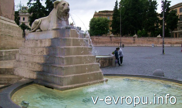 Фонтан с египетским львом в центре площади дель Пополо в Риме