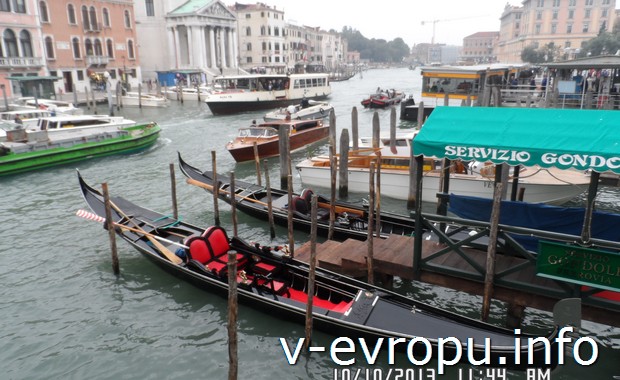 Прокатиться на гондоле в Венеции стоит 70 евро