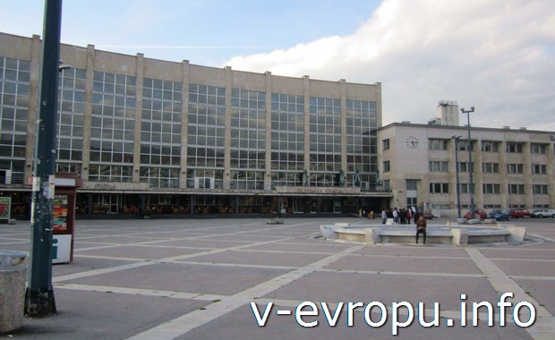 Железнодорожный вокзал в Сараево _ Здесь конечная остановка трамвая №3_ За ним автовокзал