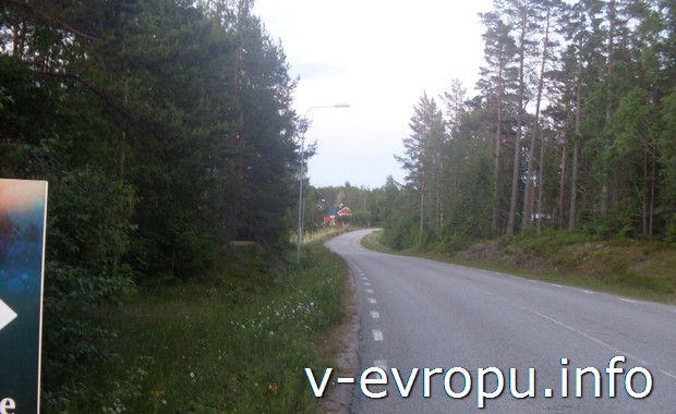 Типично для Швеции - внезапно из леса показался посёлок.