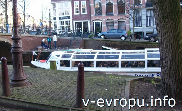 Экскурсионный водный трамвайчик в Амстердаме