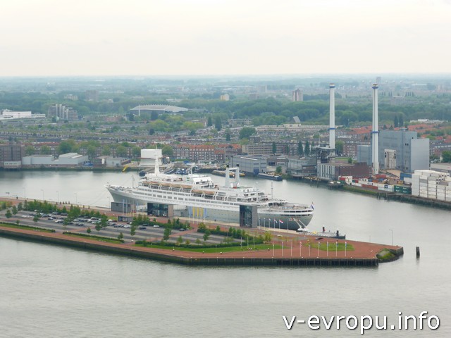 В порту Роттердама стоит лайнер