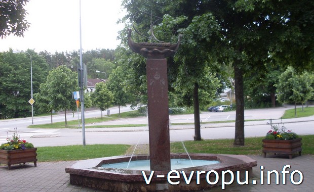 Памятная стела в честь Рюрика и его потомков Олега и Игоря в Норртелье (Швеция)