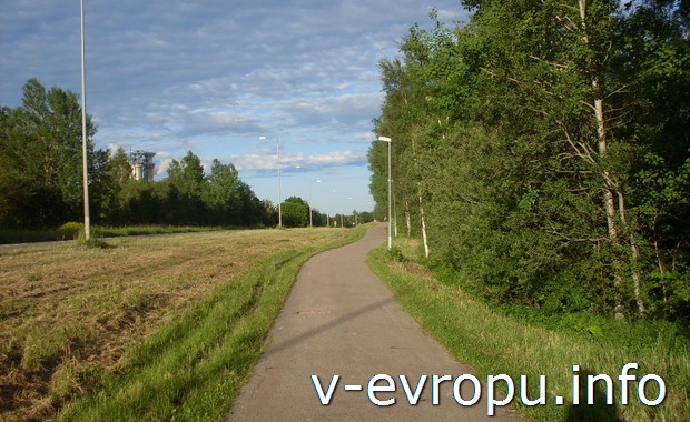 Велосипедная дорожка в окрестностях шведского городка Евле