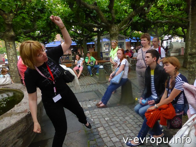Татьяна показывает, как кувыркались городские мальчишки, ставшие символом Дюссельдорфа