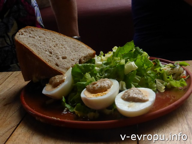 Яйца с кедровым соусом и салатом - традиционный древнеримский обед