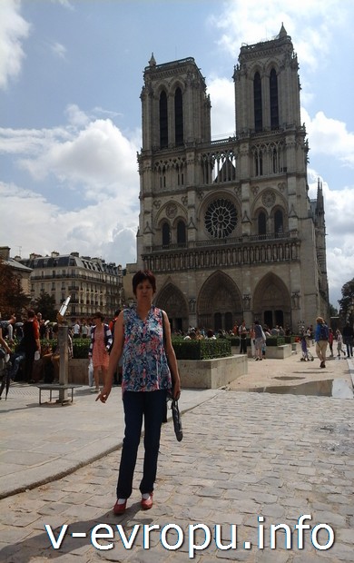 Автор отчета Светлана Н. на площади перед Собором Парижской богоматери