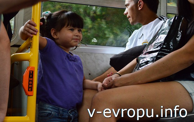 Глазастое дитя Аргентины) снято из-под руки в автобусе