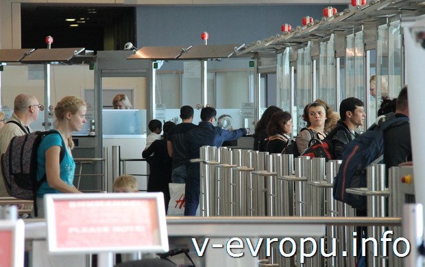 Туристы проходят паспортно-визовый контроль