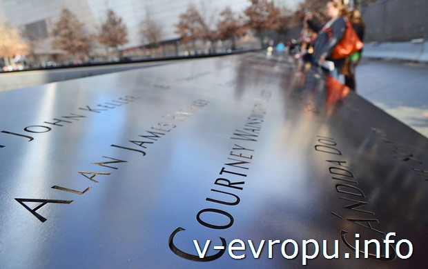 Мемориал 911, на бортиках бассейнов - имена погибших