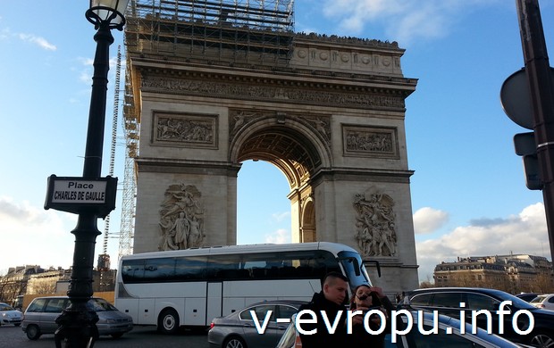 Триумфальная арка на Елисейских Полях в Париже