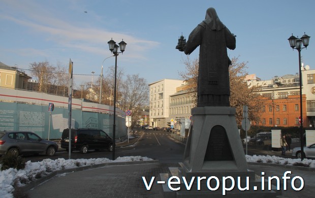 Площадь перед Зачатьевски монастырем в сторону Остоженки с памятником митрополиту Алексею в центре. Слева идет реконструкция церкви Воскресения