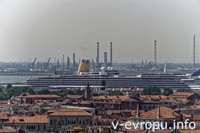 Венеция. Вид с колокольни Сан-Марко. Вдали - заводские трубы и доки