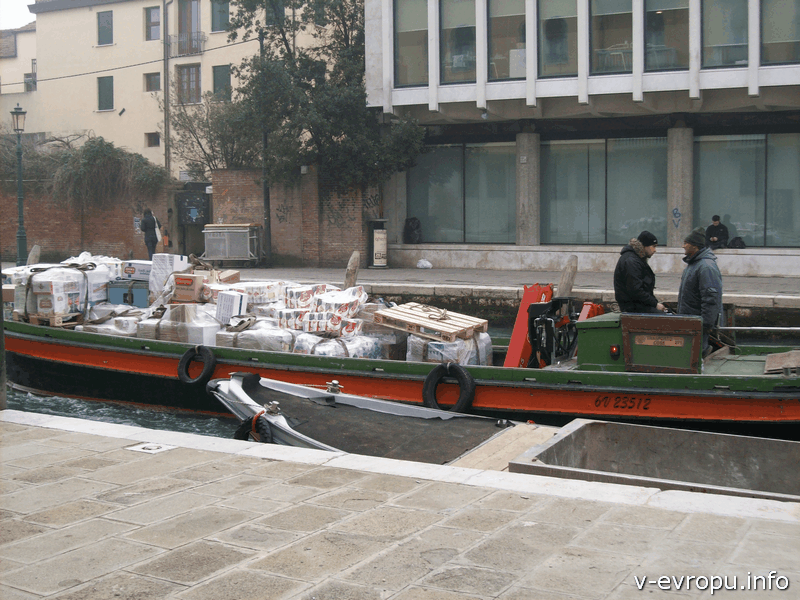 В Венеции грузы доставляют по воде