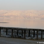 На платных пляжах Мертвого моря есть лежаки