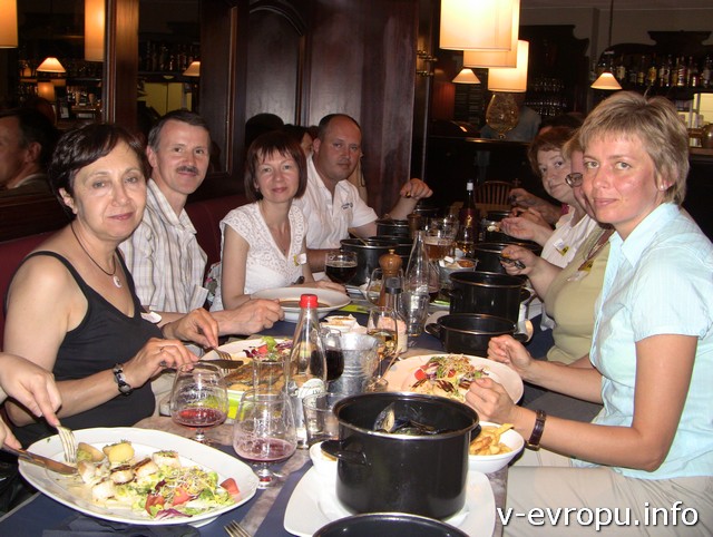 Участники встречи в ресторане за дегустацией морепродуктов 