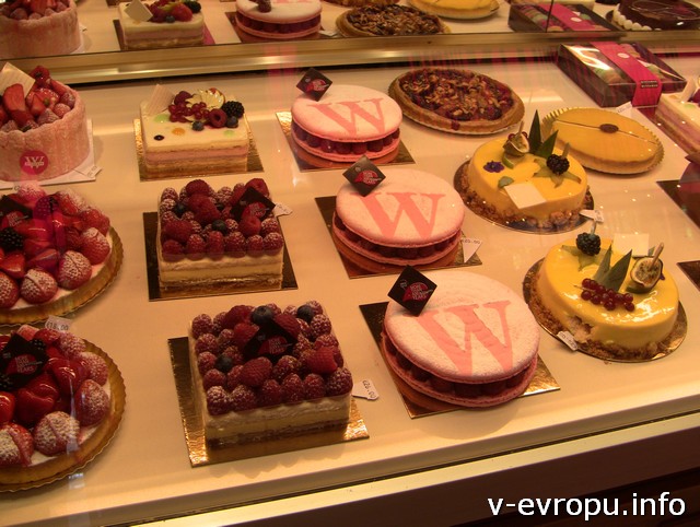 Обязательно попробуйте шоколад и пирожные в столице Европы