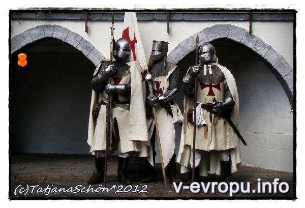 "Назад, в Средневековье" сентябрь 2012 в городе Цонс, окрестности Дюссельдорфа - перед началом рыцарских состязаний.