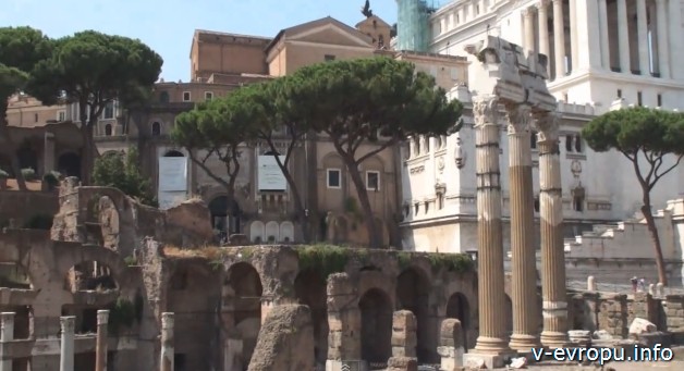 Рим. Древние руины в центре города